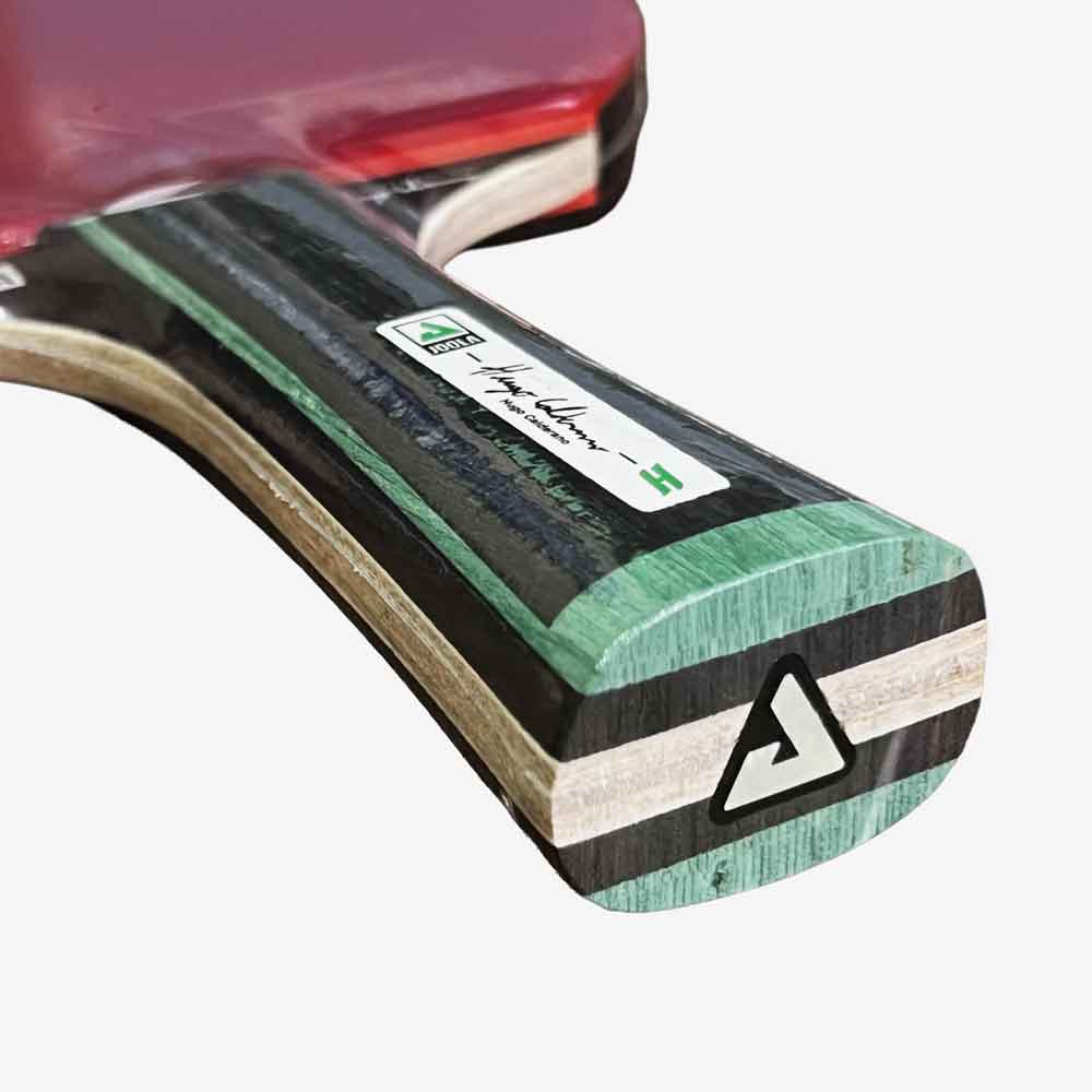 Close das 5 camadas de madeira da raquete Joola Duo Pro incluída no Kit de Tenis de Mesa Joola Duo PRO Hugo Calderano.