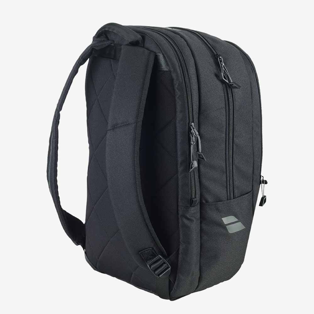 Mochila de Tênis Babolat Backpack Court Hero preta e grafite em ângulo lateral 3/4 traseiro com detalhe de alças acolchoadas.