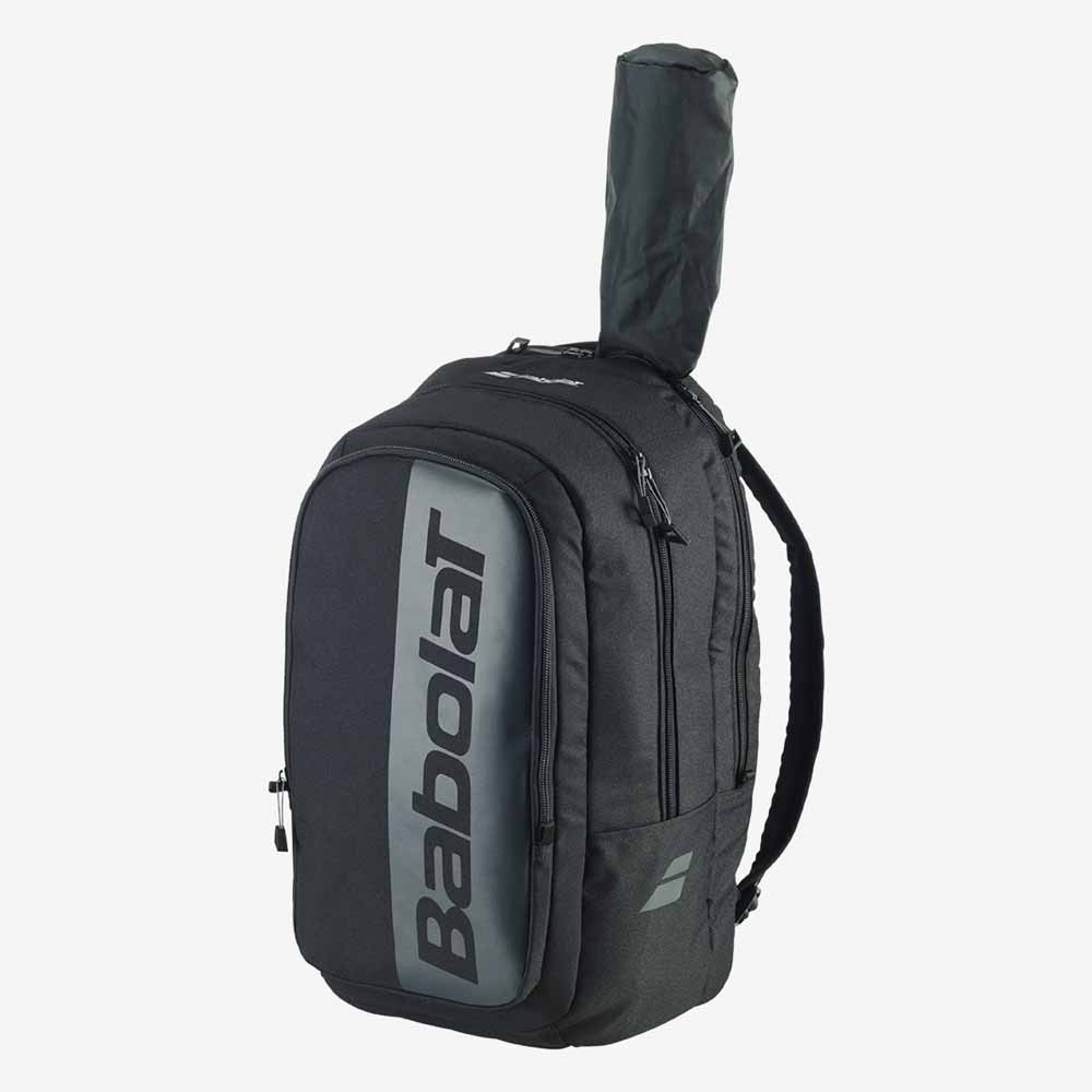 Mochila de Tênis Babolat Backpack Court Hero preta e grafite com raquetes acondicionadas.