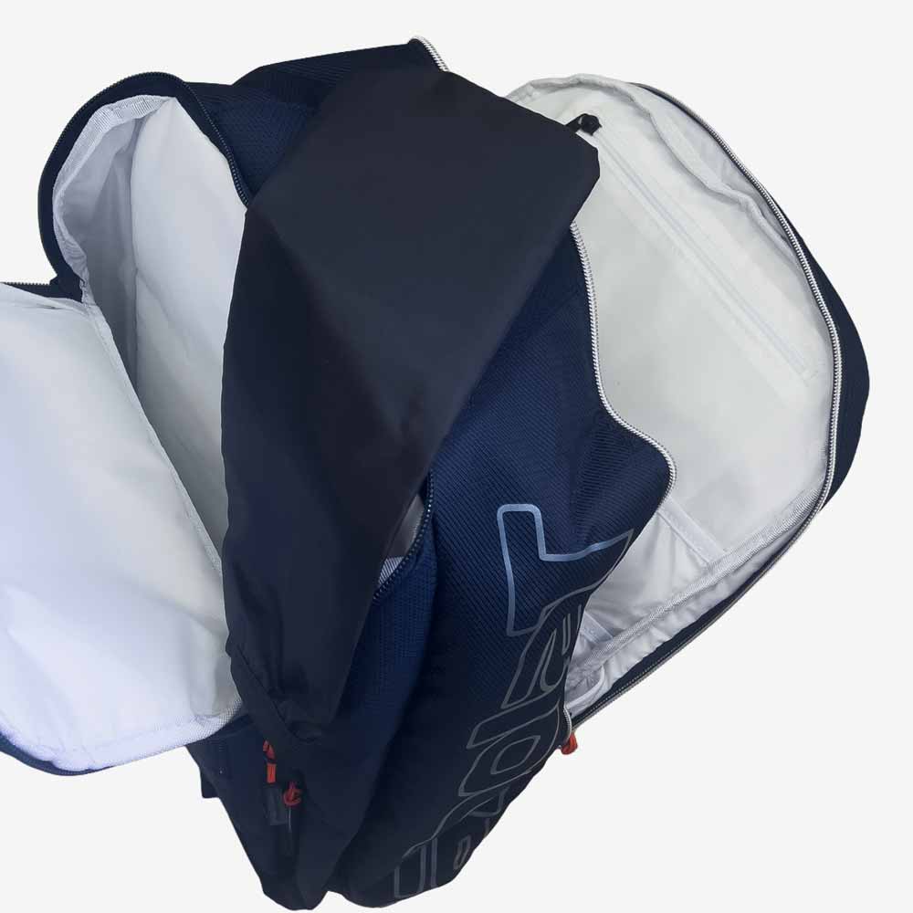 Detalhe compartimento raquetes com capa para cabo da Mochila Babolat Backpack Pure Drive azul marinho.