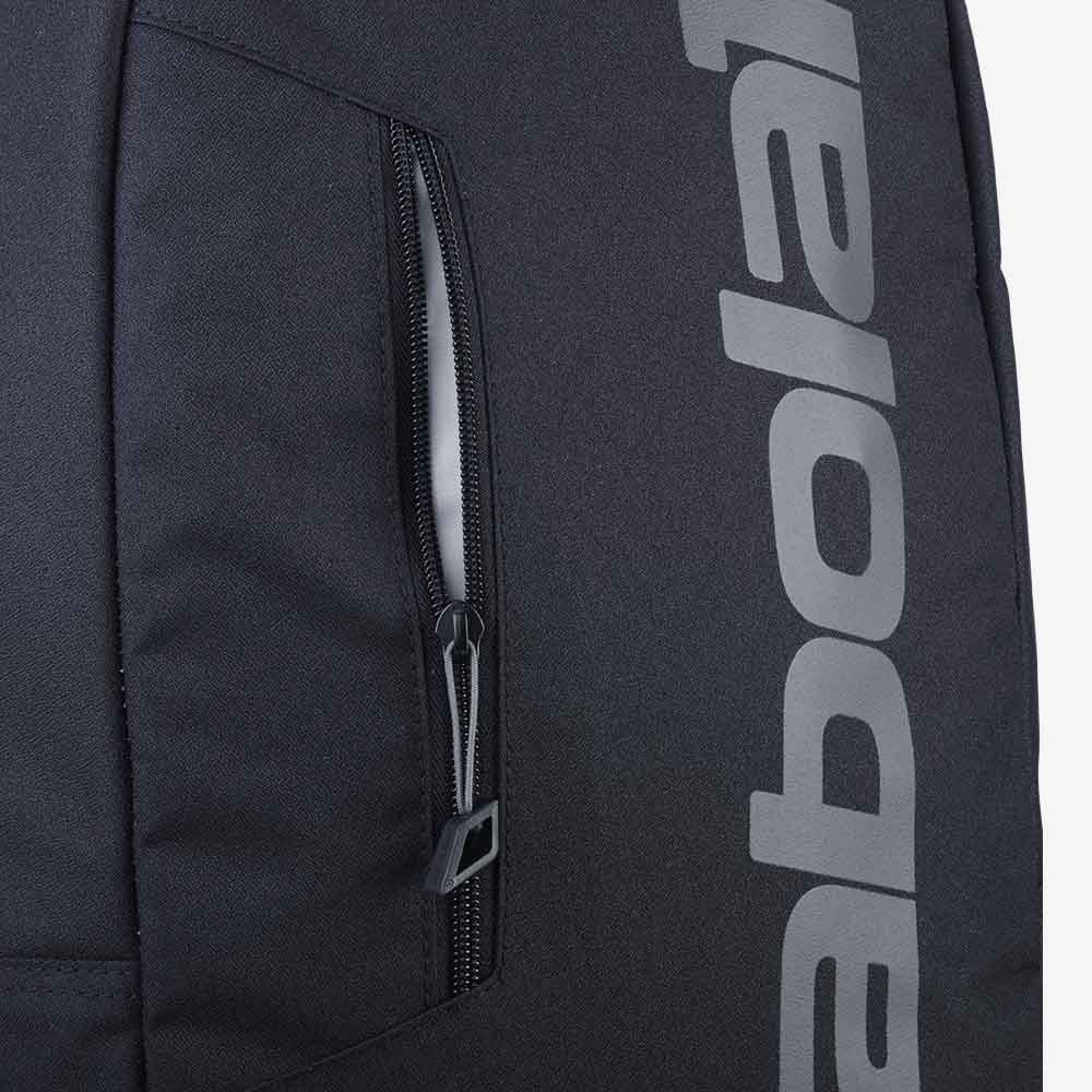 Detalhe do zíper frontal da Mochila Babolat Court Backpack Lite na cor preta e cinza com logotipo frontal destacado.