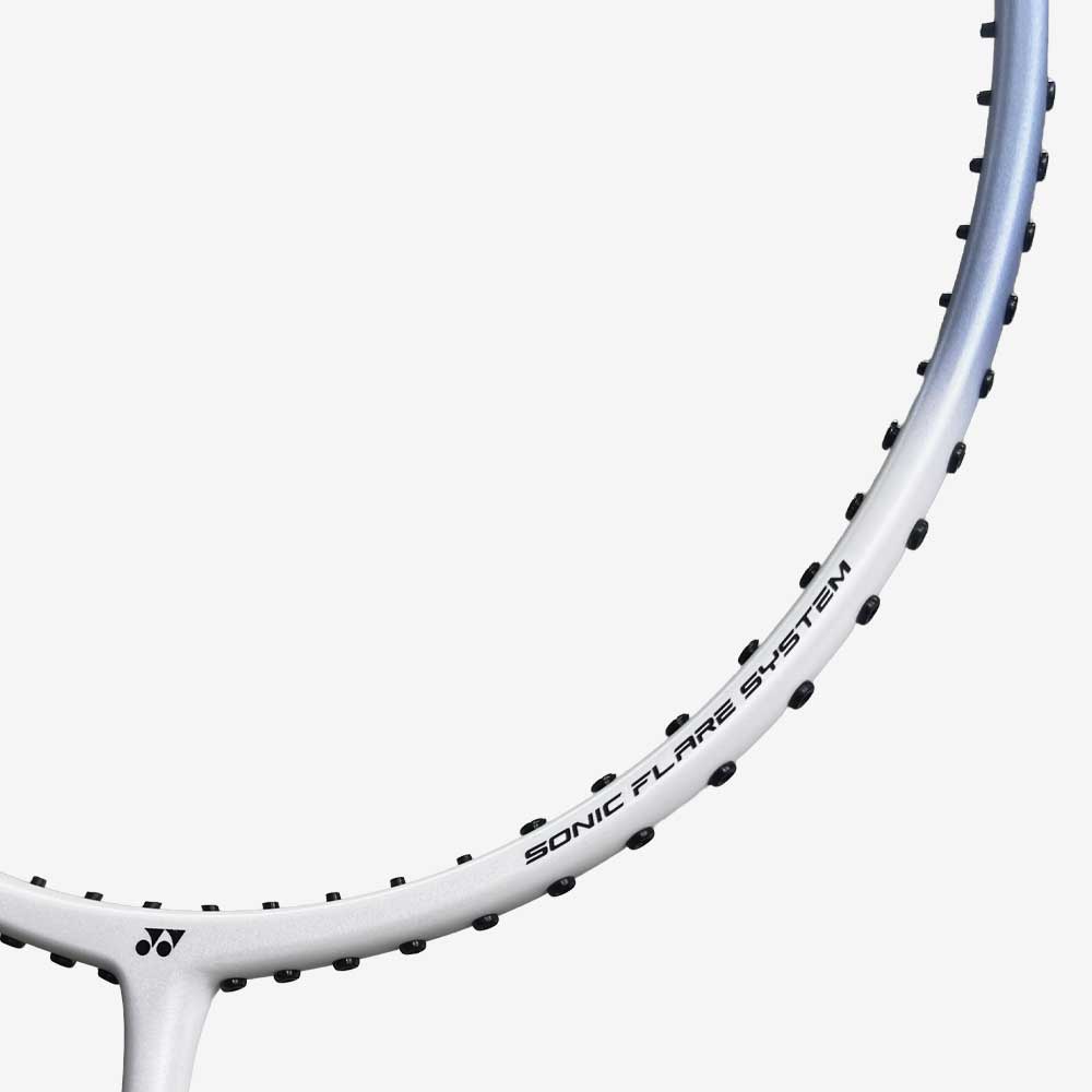 Detalhe do frame aerodinâmico e logo Yonex na Raquete de Badminton Yonex Nanoflare 001 Clear.