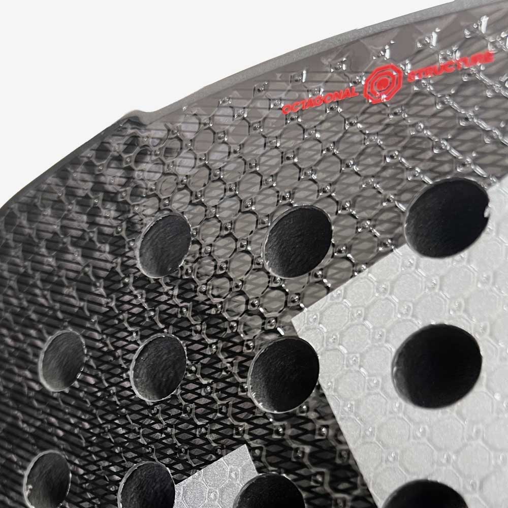 Close da Superfície rugosa Spin Blade Decal da raquete de padel Adidas Metalbone Carbon 2026.