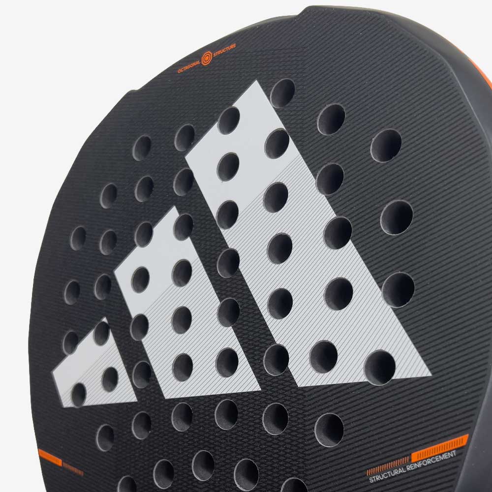 Detalhe da face em fibra de vidro com tecnologia Spin Blade Gritt e furação Smart Holes Curve da raquete Adidas Metalbone Team Light 2026.