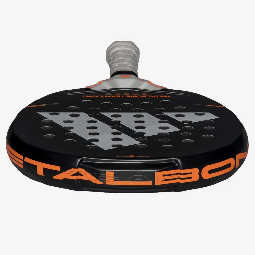 Detalhe da cabeça da raquete Adidas Metalbone Team Light 2026.