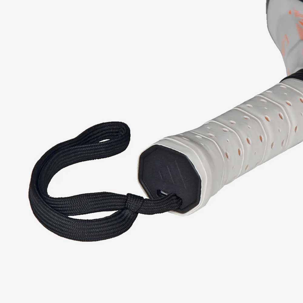 Detalhe dacorda de segurança na empunhadura da raquete Adidas Metalbone Team Light 2026.