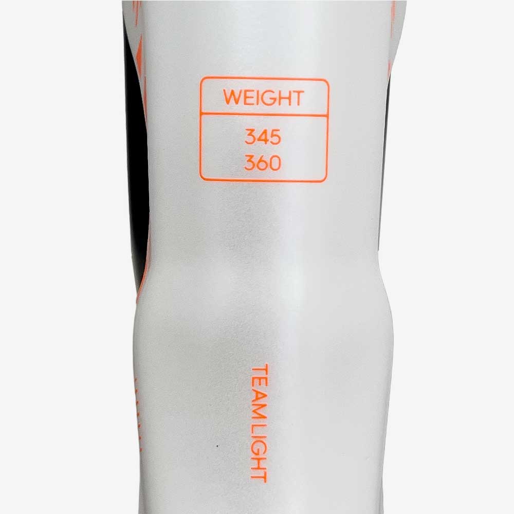 Detalhe do peso impresso no corpo da raquete Adidas Metalbone Team Light 2026.