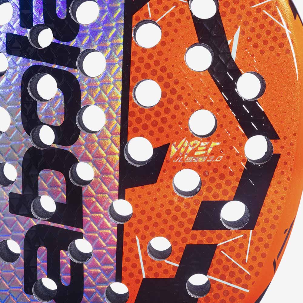 Detalhe da textura 3D Spin+ na face da raquete de padel Babolat Viper Soft Juan Lebron 3.0.