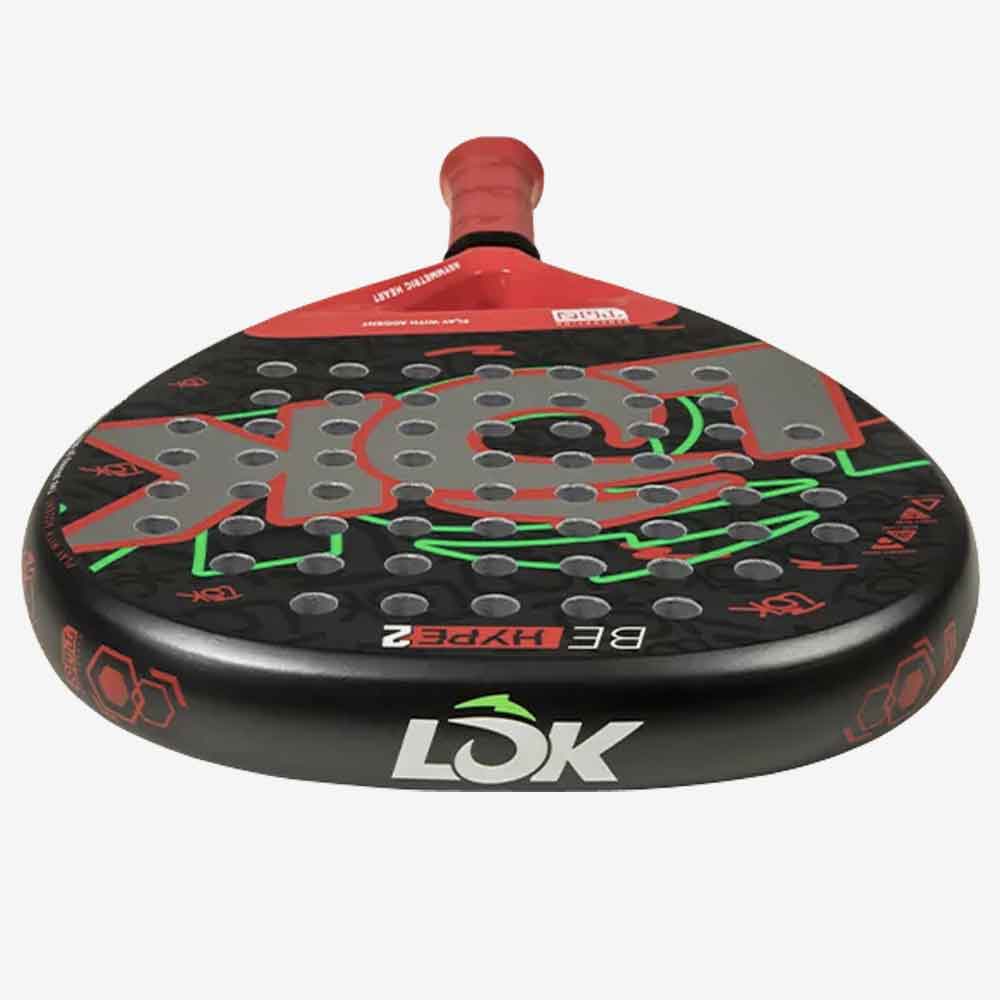 Detalhe da cabeça da raquete LÕK Be Hype 2, com detalhe do logotipo.