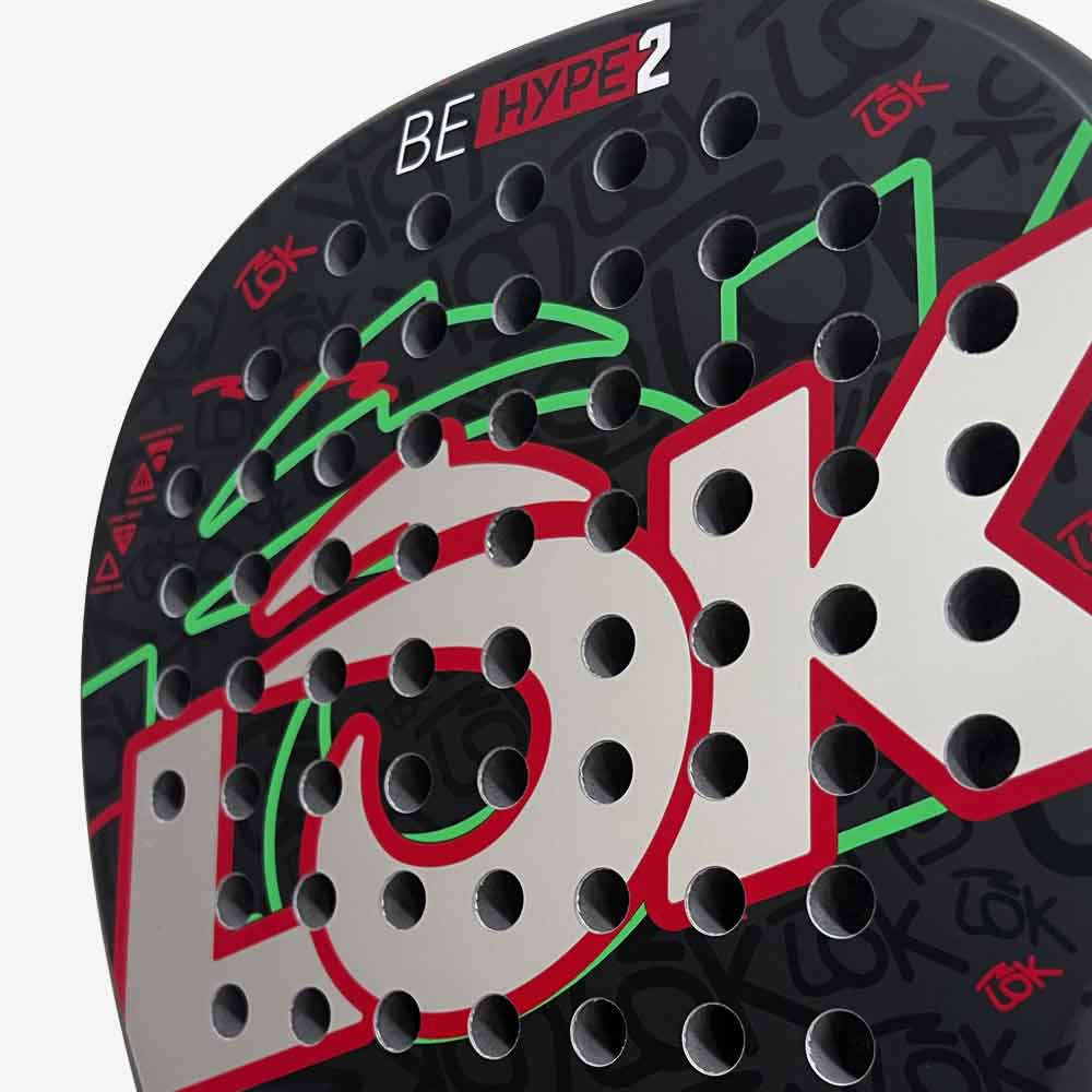 Detalhe da face da Raquete de Padel LÕK Be Hype 2: furação e grafismo