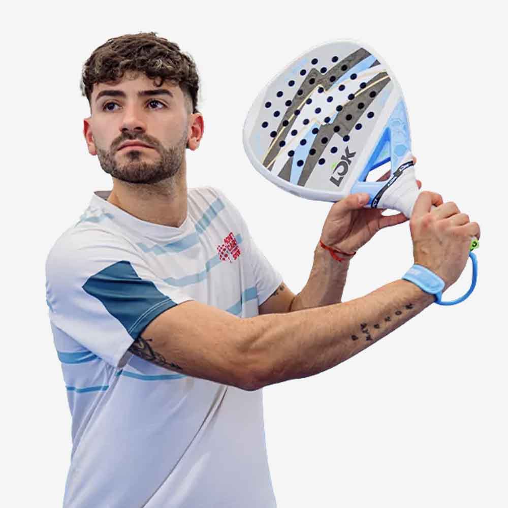 Jogador profissional Franco Dal Bianco segurando a raquete LÕK Carb-On Hype 2 em quadra de padel.