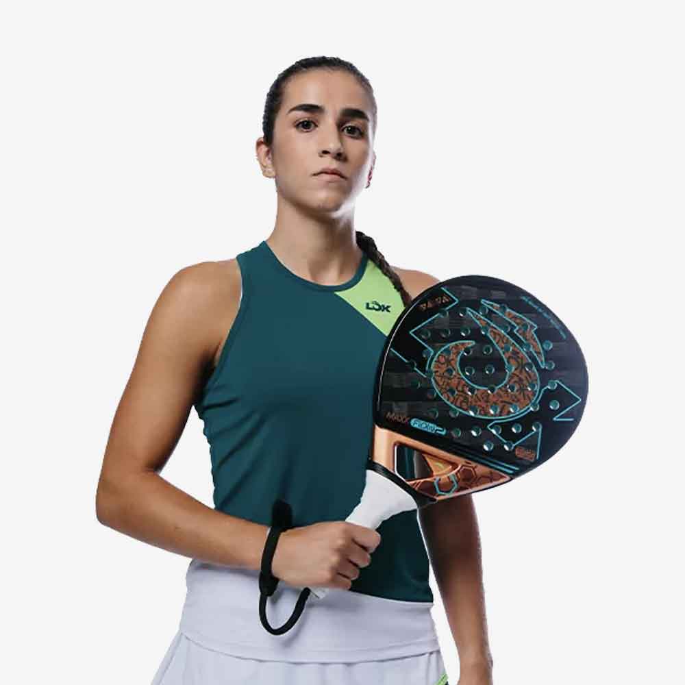 Jogadora profissional Bea Caldera segurando a sua raquete de padel oficial Lõk Maxx Flow 2.