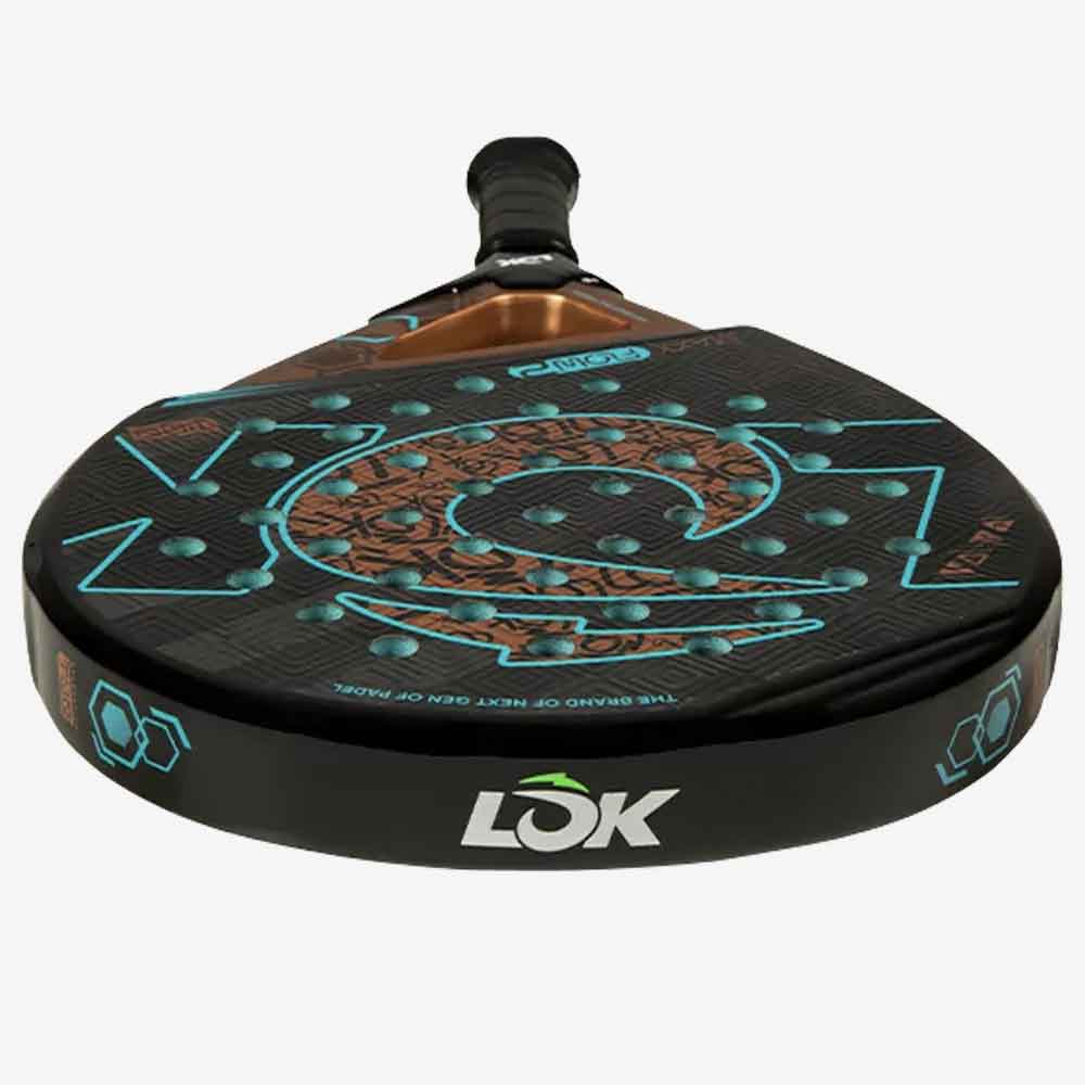 Detalhe da cabeça da raquete Lõk Maxx Flow 2, evidenciando a logomarca e grafismos da raquete de padel.