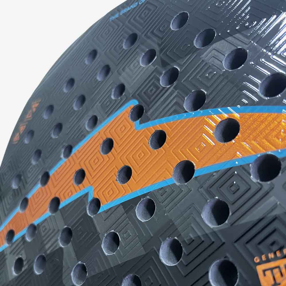 Close da superfície rugosa 3D Spin Lines e furação dinâmica da raquete de padel Lõk Maxx Flow 2 geração 2.