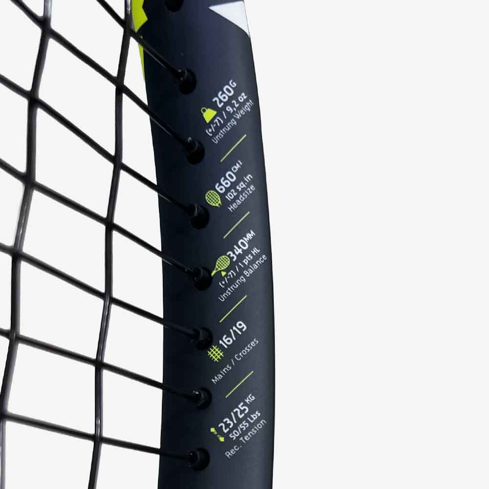 Detalhe impresso das características técnicas da raquete de tênis Babolat BOOST Aero 102 260g modelo 2025 encorcoada.