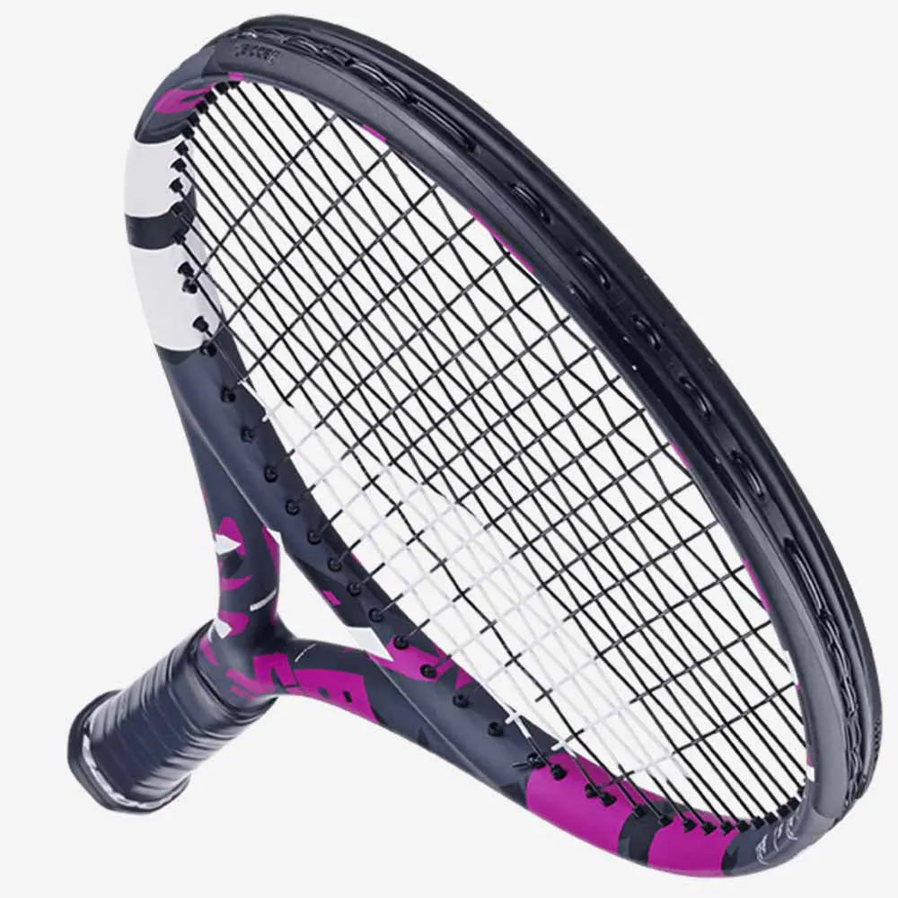 Detalhe da Cabeça da Raquete de Tênis Babolat Boost Aero 102 Pink Encordoada.