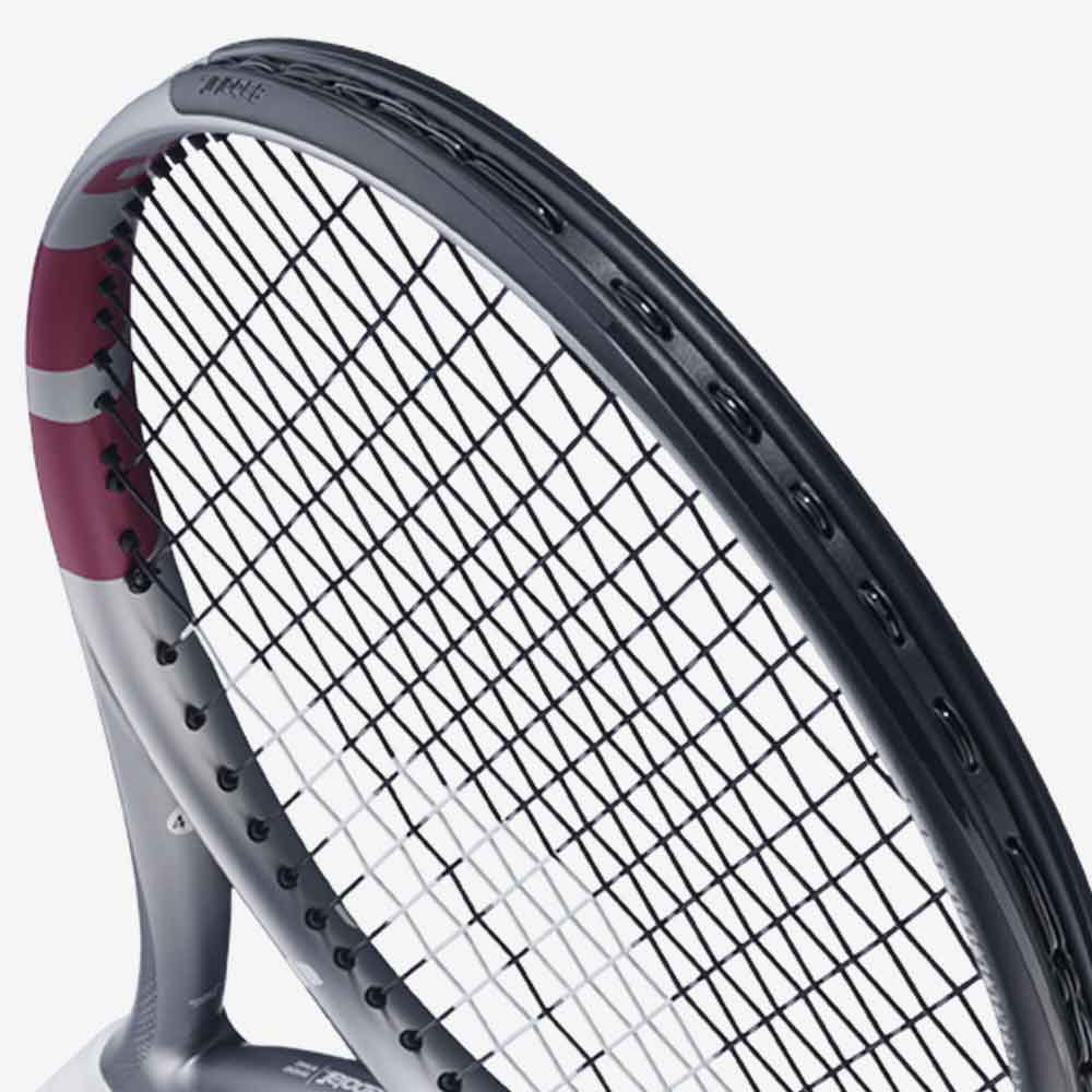 Detalhe da Cabeça da Raquete de Tênis Babolat Boost Aero 102 cor Vinho.