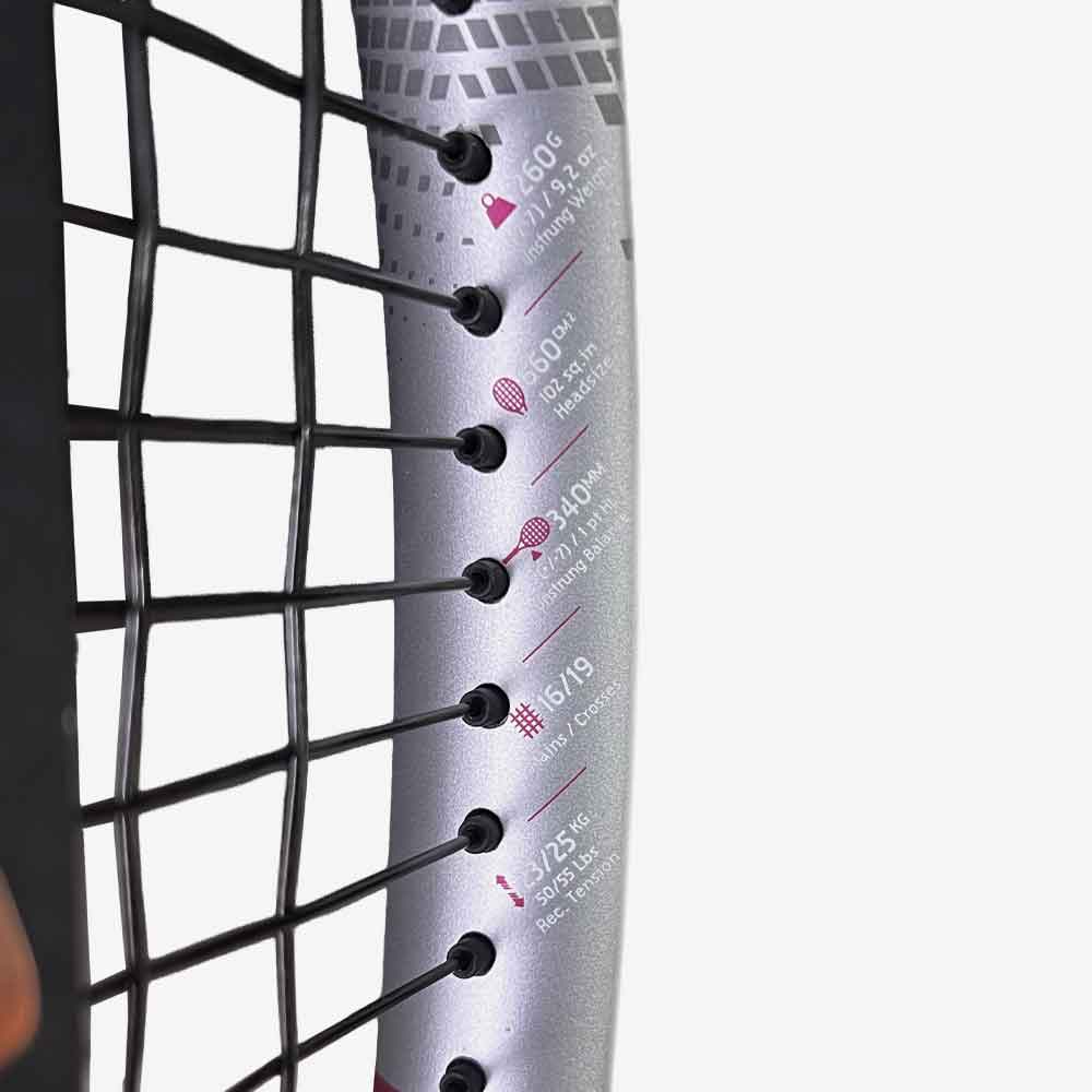 Detalhe impresso das características da Raquete de Tênis Babolat Boost Aero 102 cor Vinho.