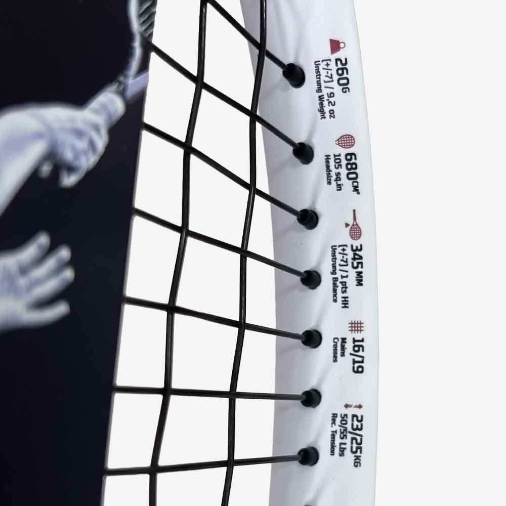 Detalhe impresso das especificações técnicas da Raquete de tênis Babolat Boost Drive White 105 de 260g.