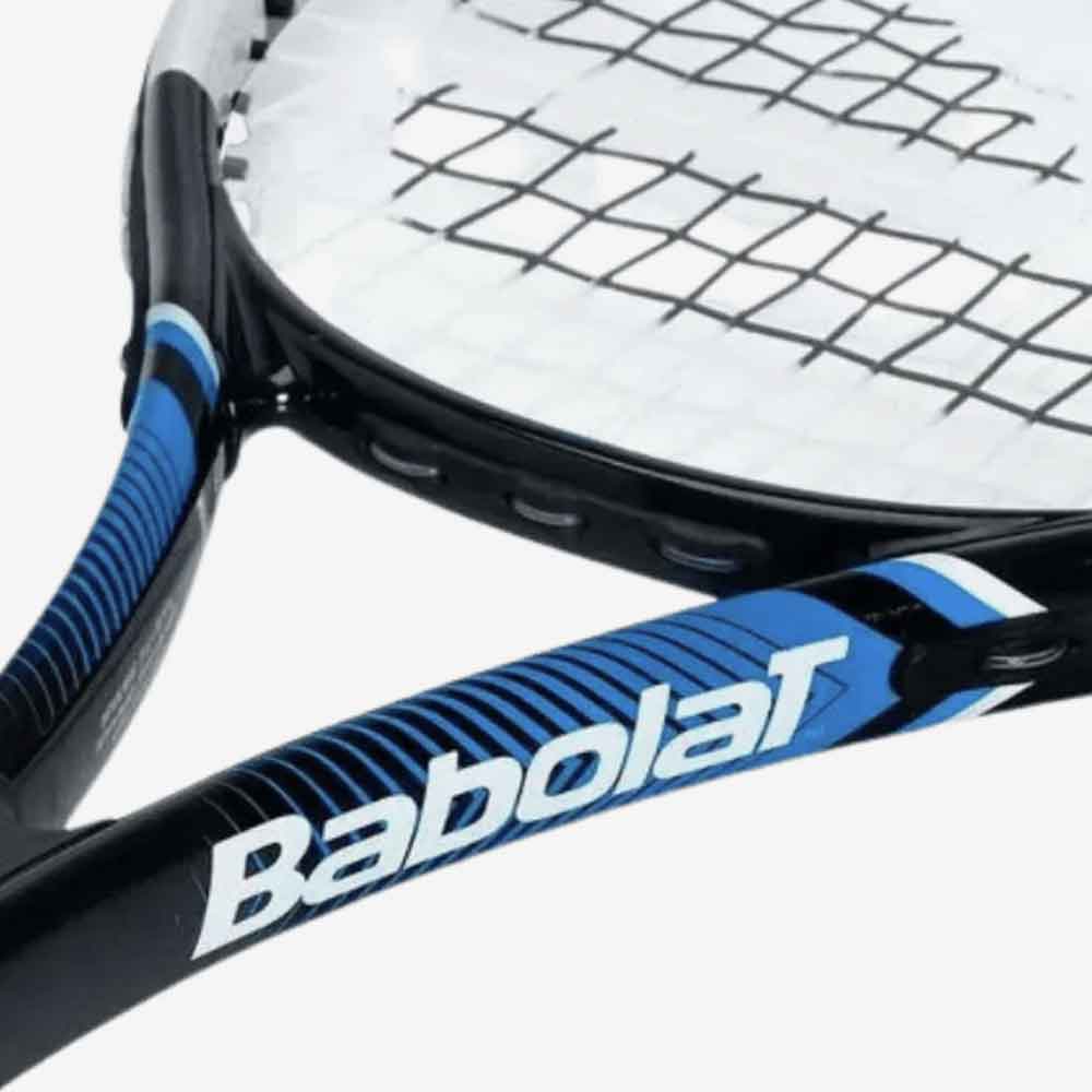 Detalhe da Raquete de Tênis Babolat Eagle com zoom no logotipo Babolat.