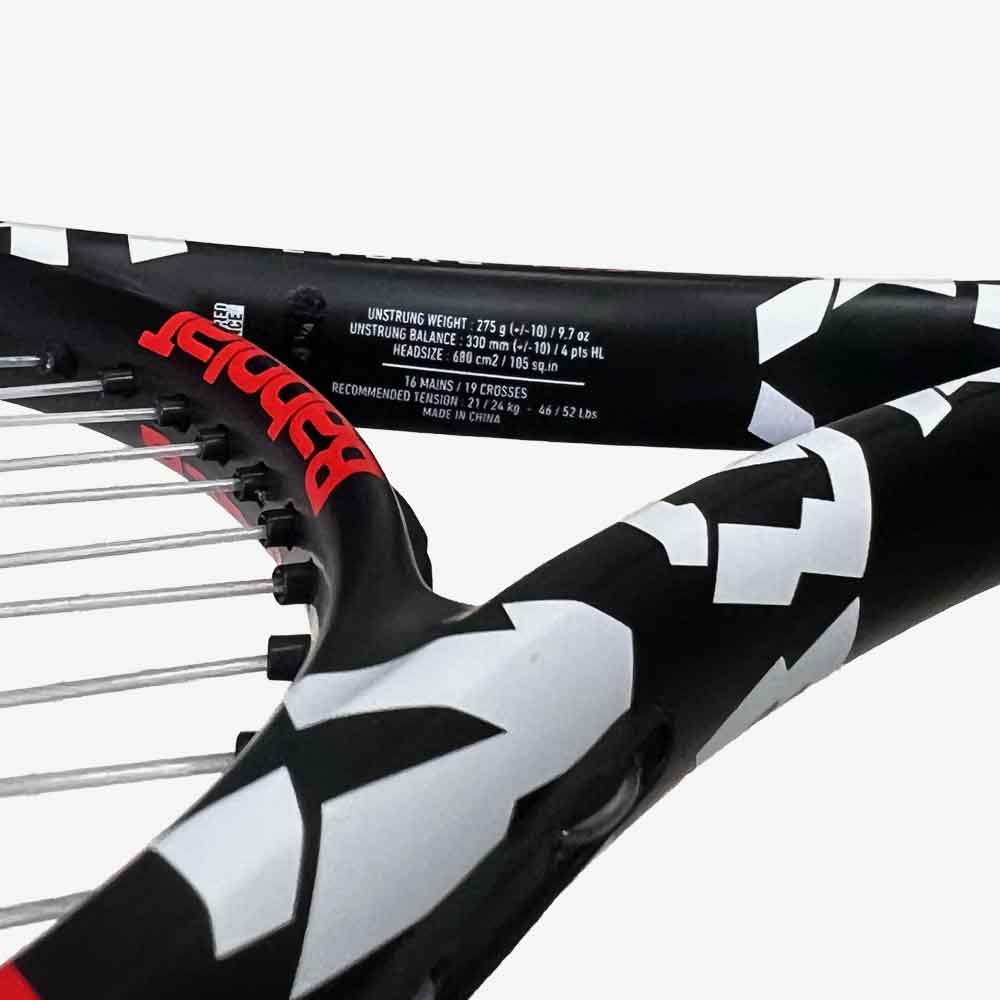 Detalhe impresso de especificações técicas da Raquete de tênis Babolat Evoke 105 275g preta e coral.