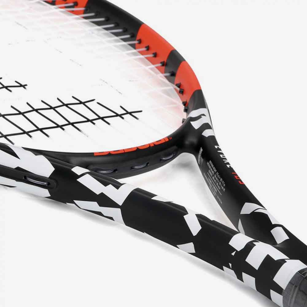 Detalhe do coração da Raquete de tênis Babolat Evoke 105 275g preta e coral.