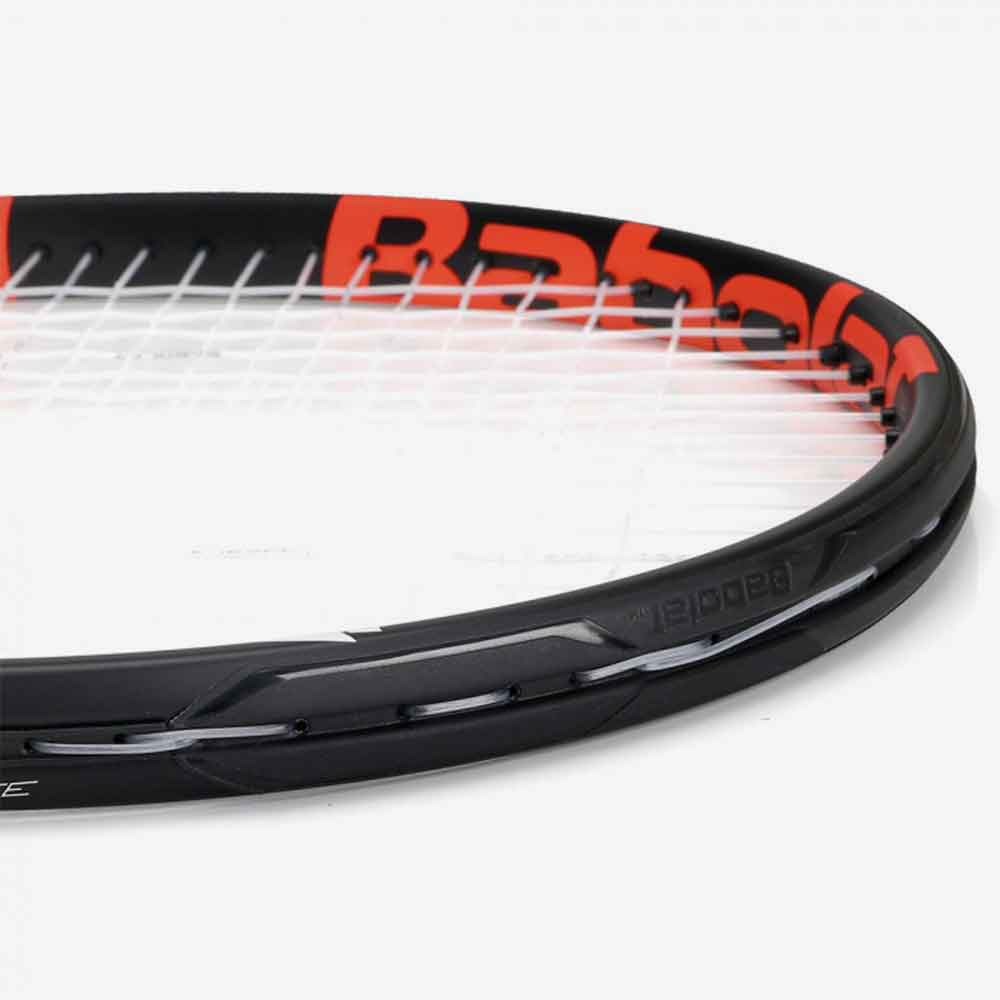 Detalhe da cabeça da Raquete de tênis Babolat Evoke 105 275g preta e coral.