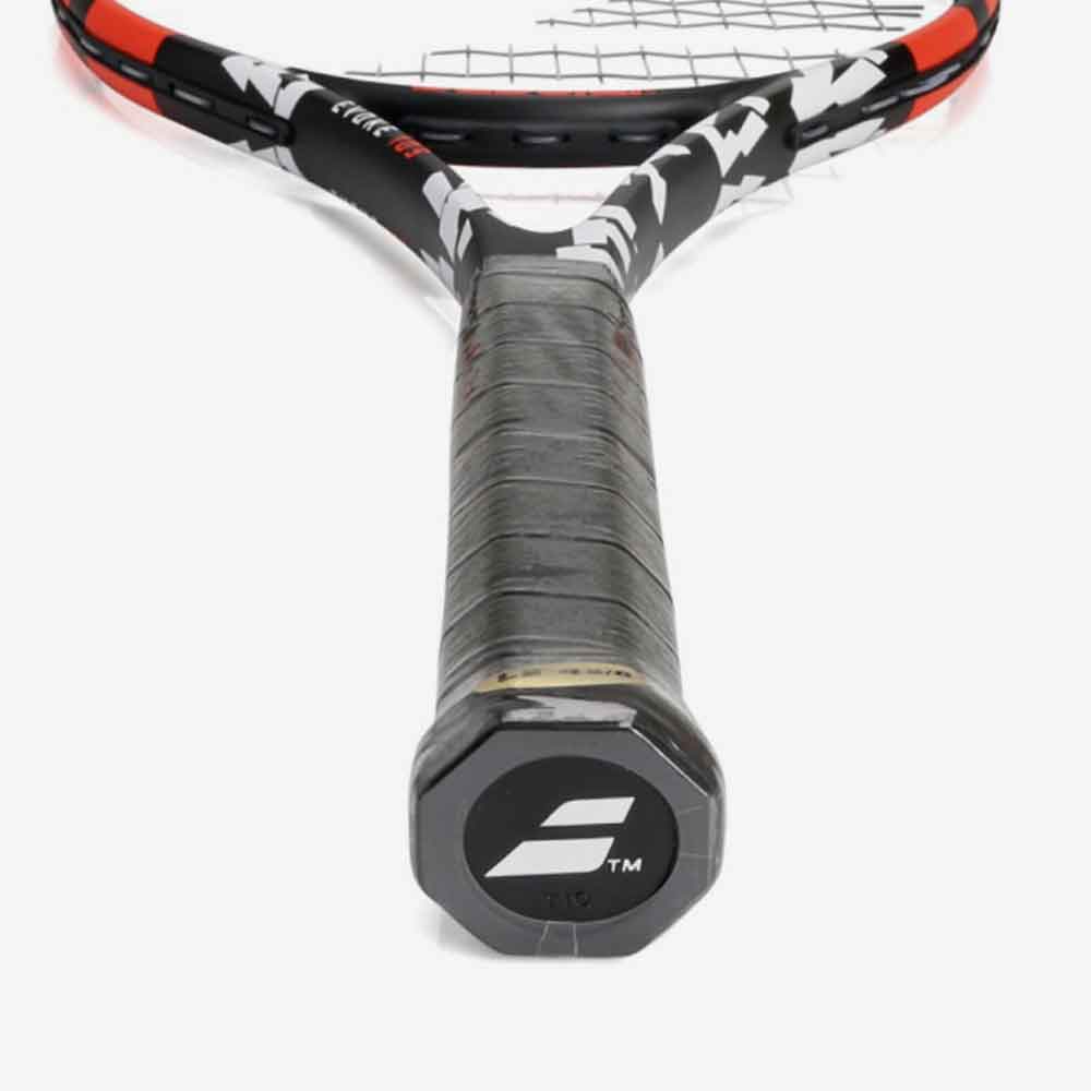 Detalhe empunhadura da Raquete de tênis Babolat Evoke 105 275g preta e coral.