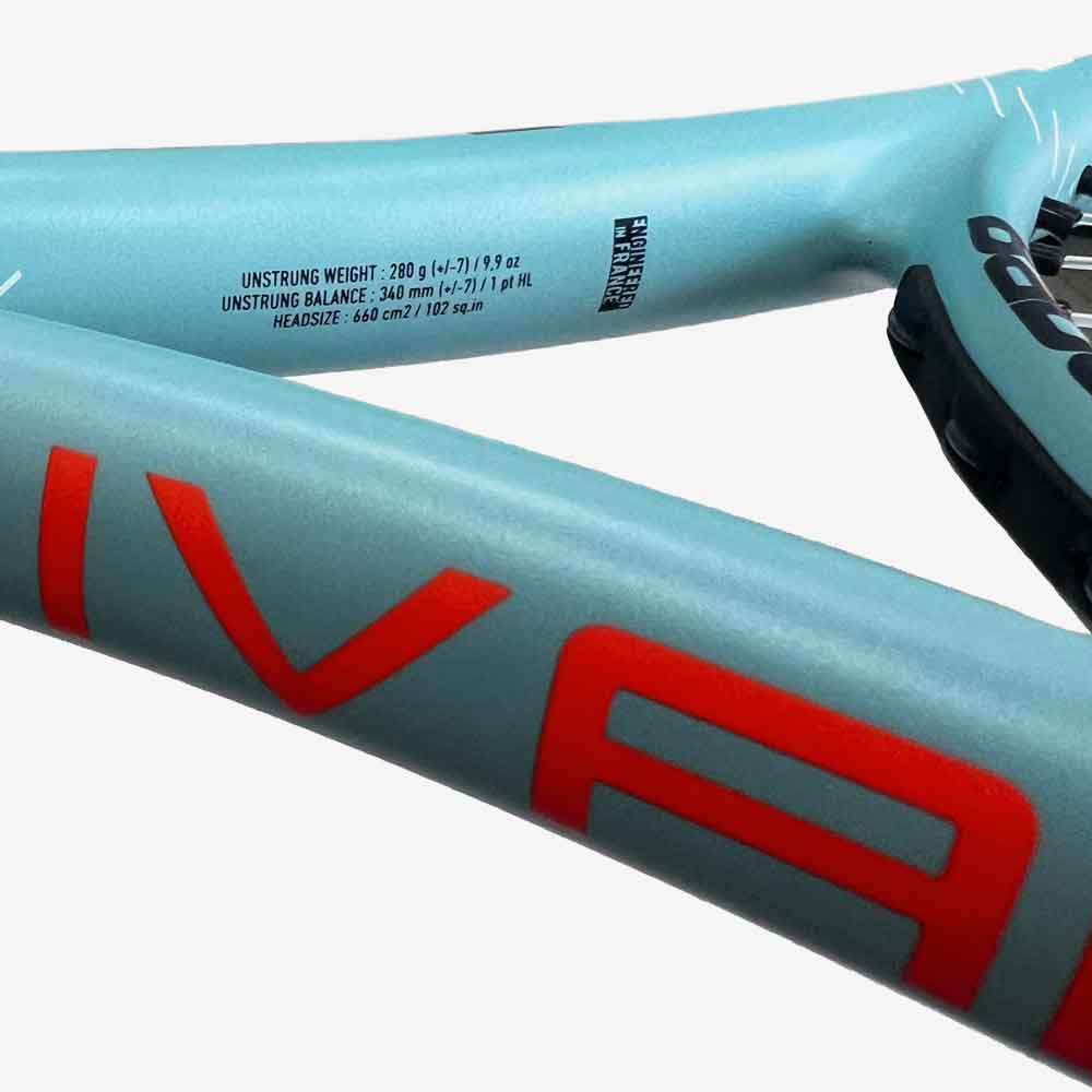 Detalhe impresso da ficha técnica na parte interna da Raquete de Tênis Babolat Rival 102.