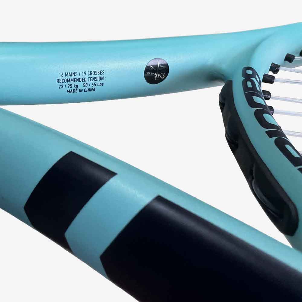 Detalhe impresso das recomendações de encordoamento, na parte interna da Raquete de Tênis Babolat Rival 102.