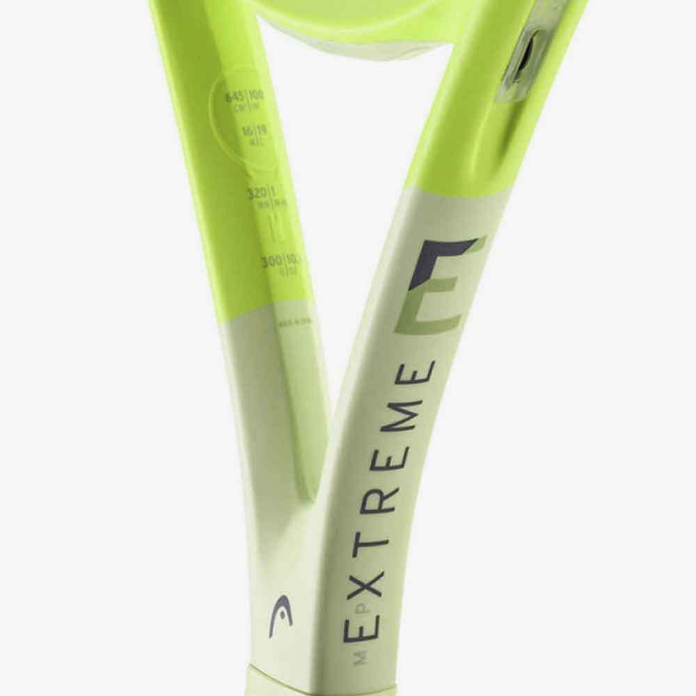 Detalhe lateral do aro da Head Extreme MP destacando as medidas da raquete.