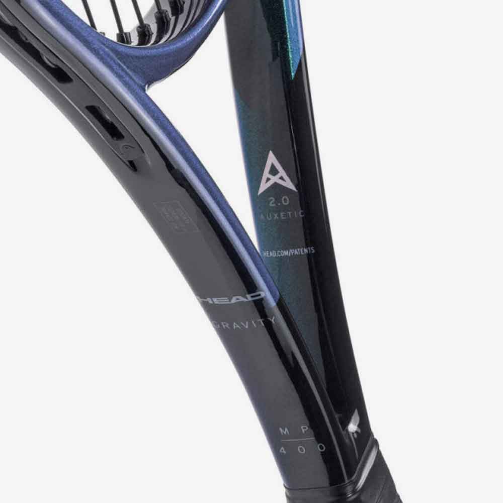 Detalhe lateral da raquete de tênis Head Gravity MP 2025, com tecnologia Auxetic 2.0 impressa.