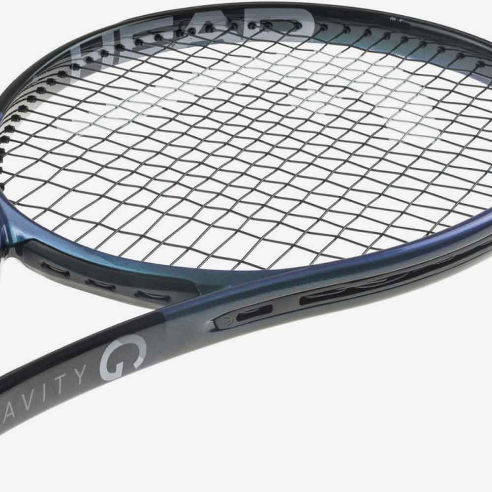 Detalhe das cordas da raquete de tênis Head Gravity MP 2025.