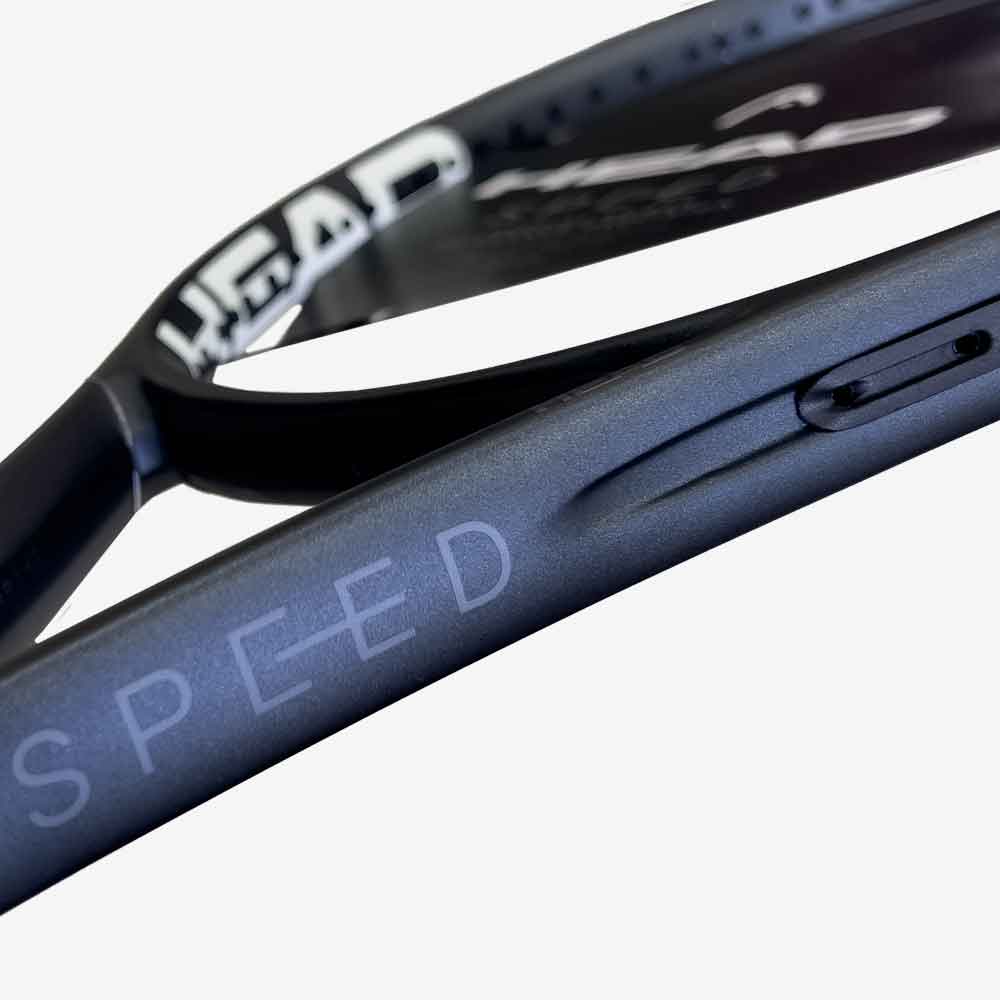 Detalhe lateral da raquete Head Speed MP NEW mostrando detalhe da corda passada.