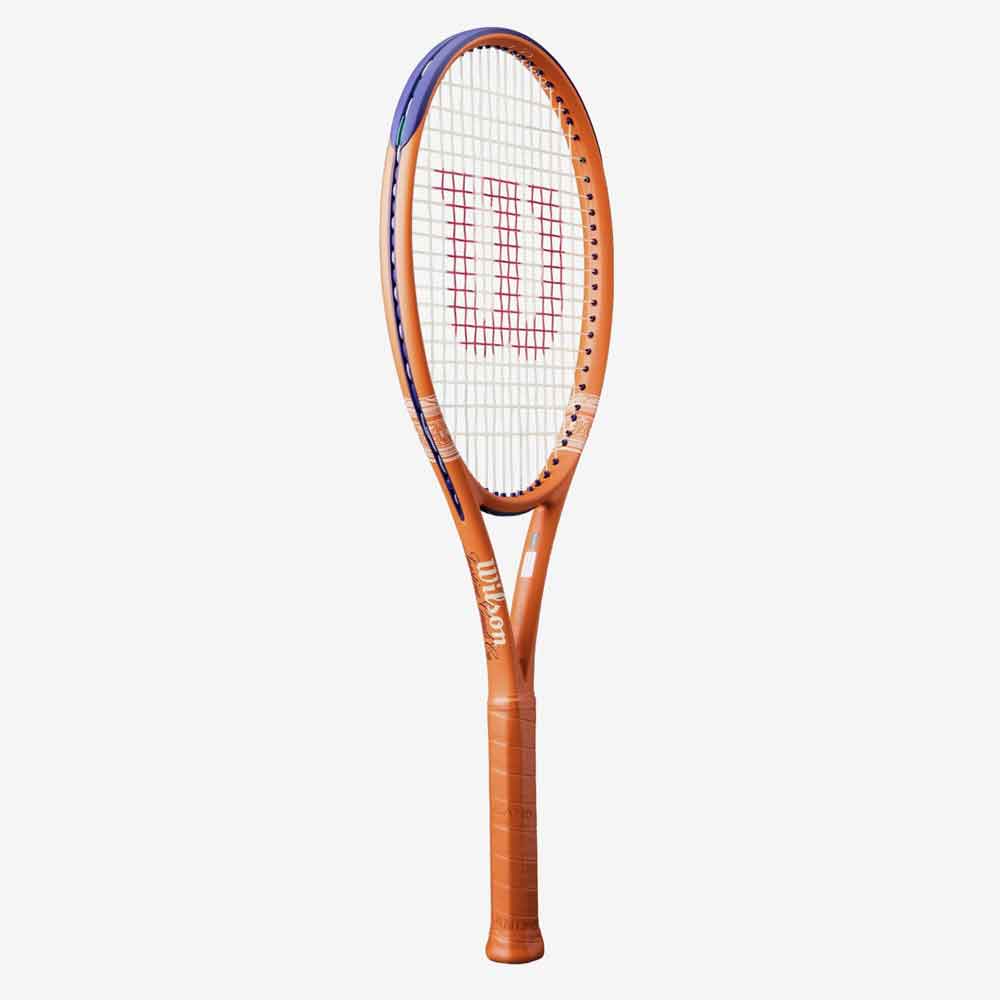 Raquete Wilson Roland Garros 2026 posicionada de perfil vista 3/4.