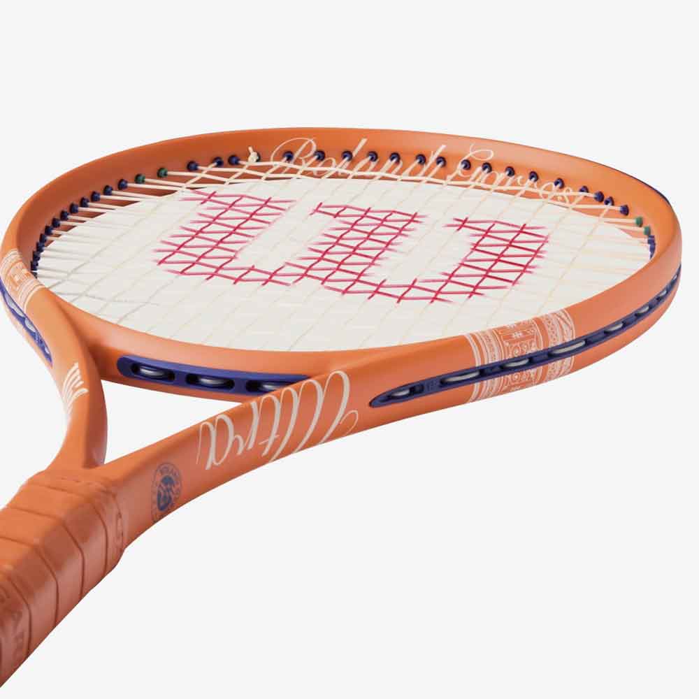 Vista Lateral, em perspectiva da Raquete Wilson Roland Garros 2026 valorizando motivos parisienses.