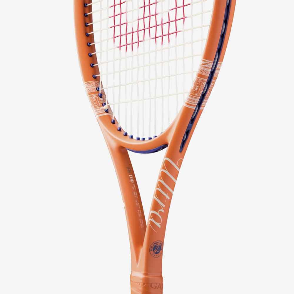 Raquete Wilson Roland Garros 2026 posicionada de perfil vista 3/4, com detalhe do coração da raquete.