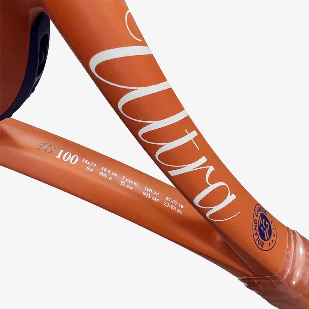 Raquete Wilson Roland Garros 2026 posicionada de perfil destacando o logotipo da raquete e logotipo Roland Garros.