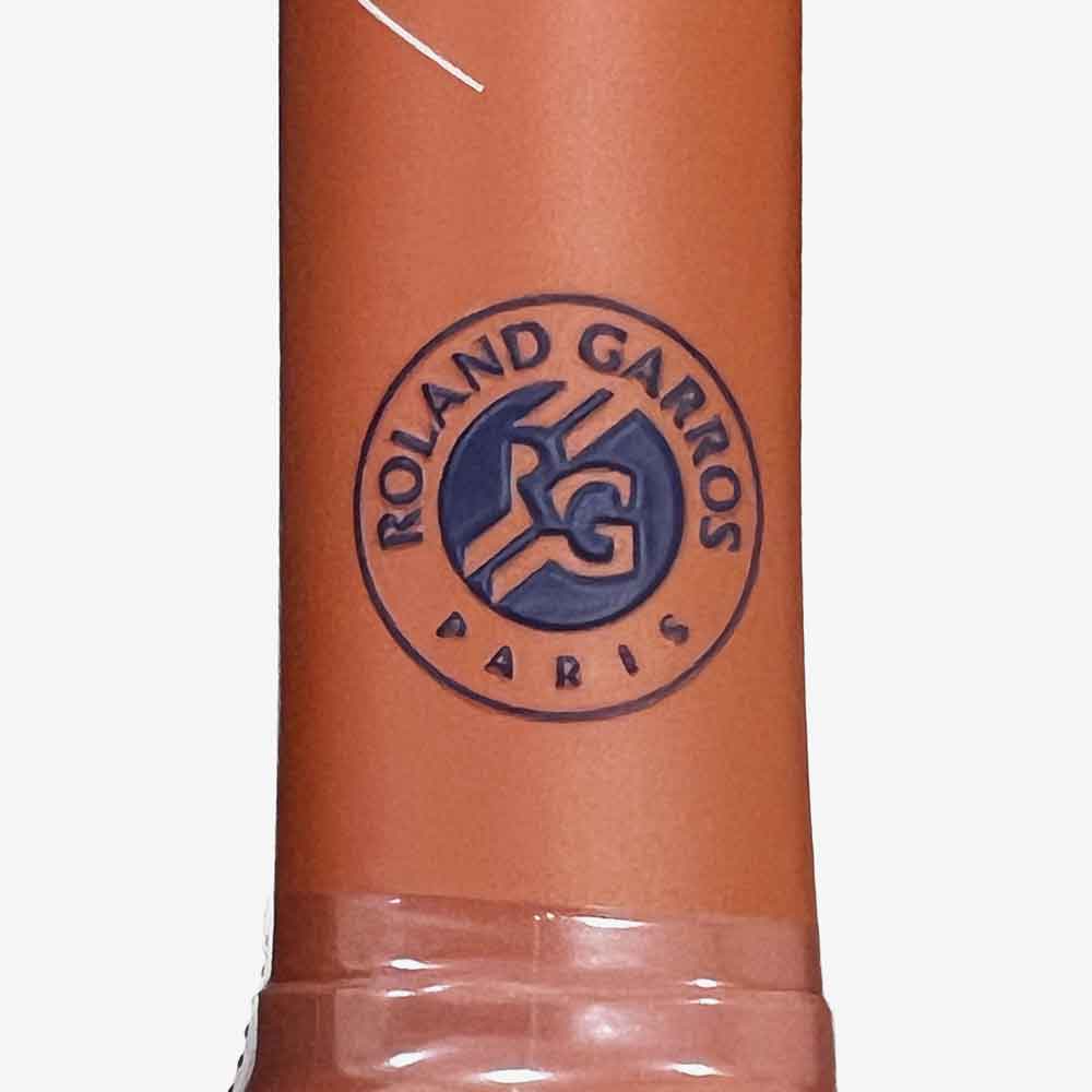 Raquete Wilson Roland Garros 2026 posicionada de perfil destacando o logotipo Roland Garros.