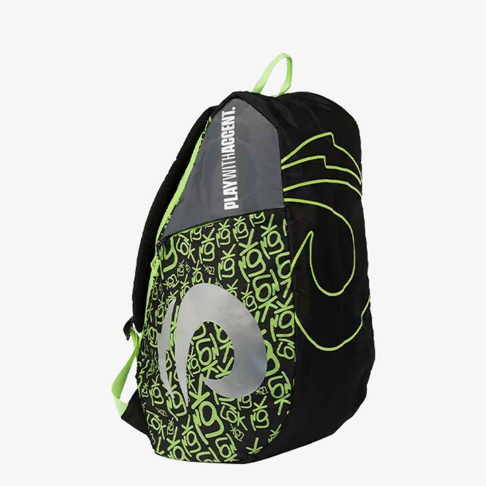 Detalhe da lateral da raqueteira LÕK Gen 2 mostrando detalhe de recorte no tecido com a frase Play with accent.