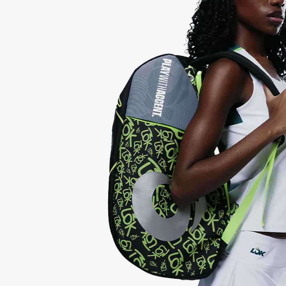 Modelo usando a Raqueteira de Padel LÕK Gen 2.