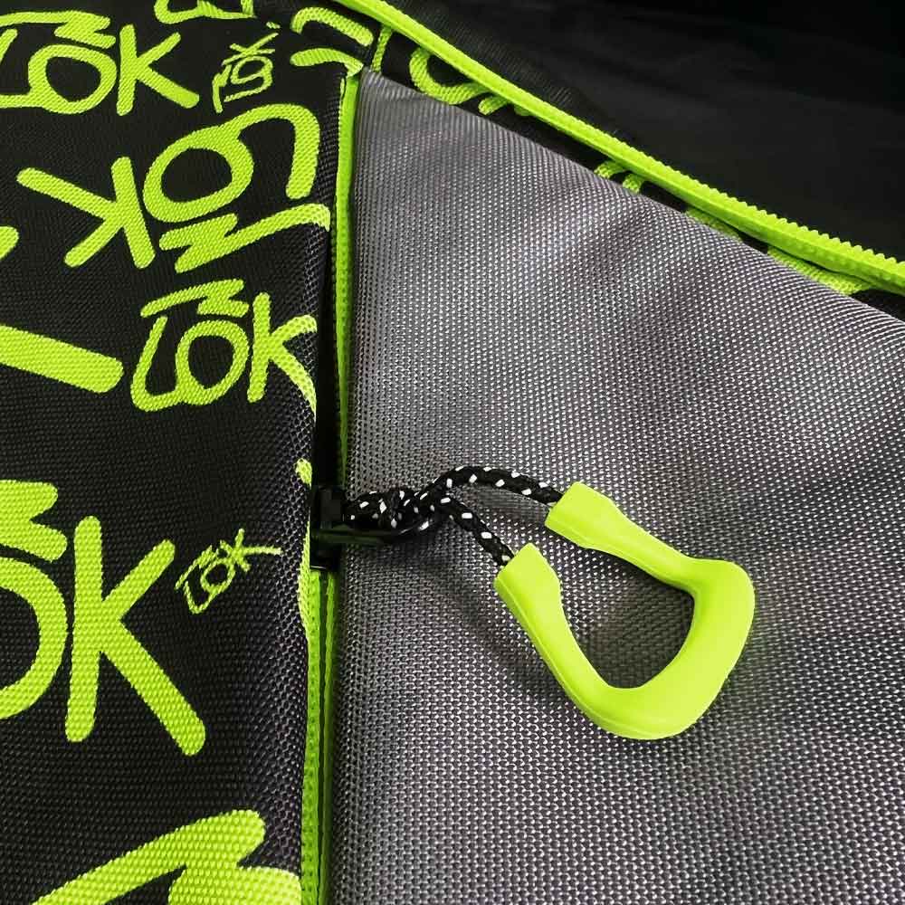 Detalhe lateral da raqueteira LÕK Gen 2 mostrando o bolso com zíper e ajuste por cordão para acessórios rápidos.