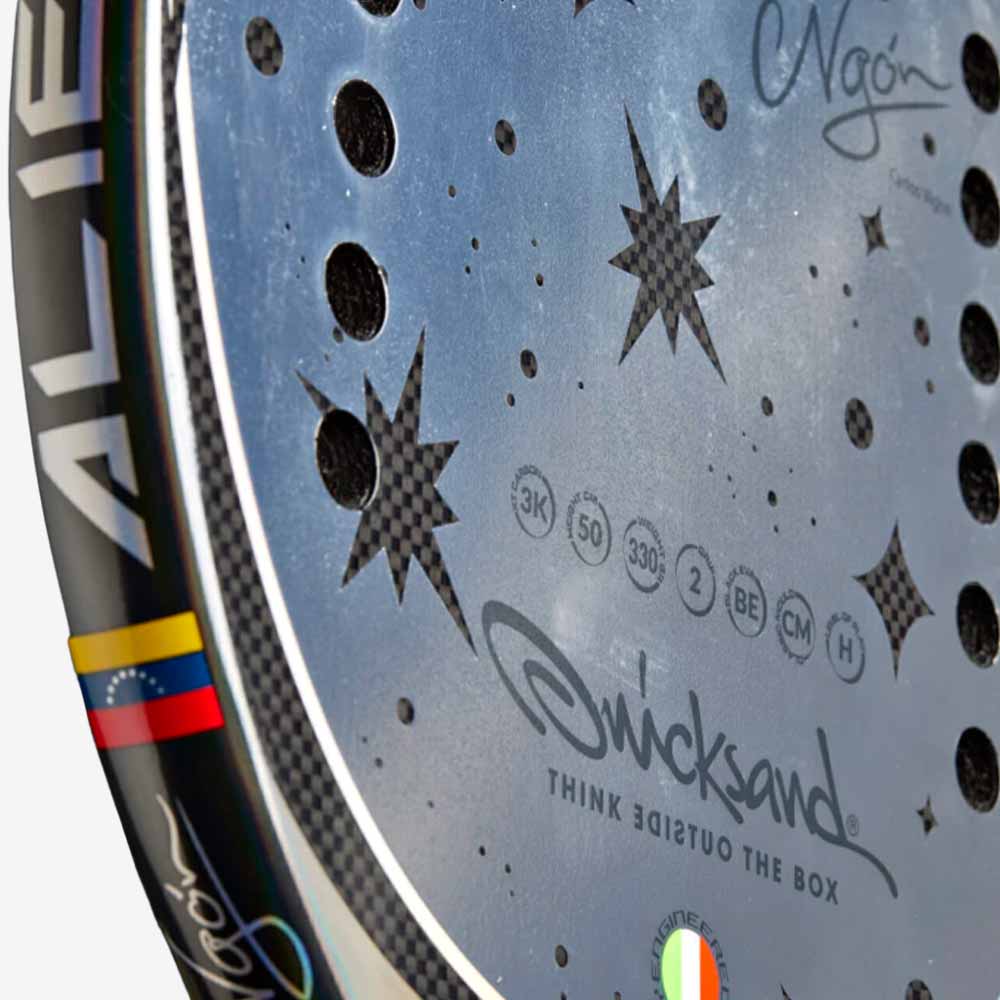 Detalhe impresso tecologias, características técnicas e espessura de 22mm da raquete de beach tennis Quicksand Alien 2025.