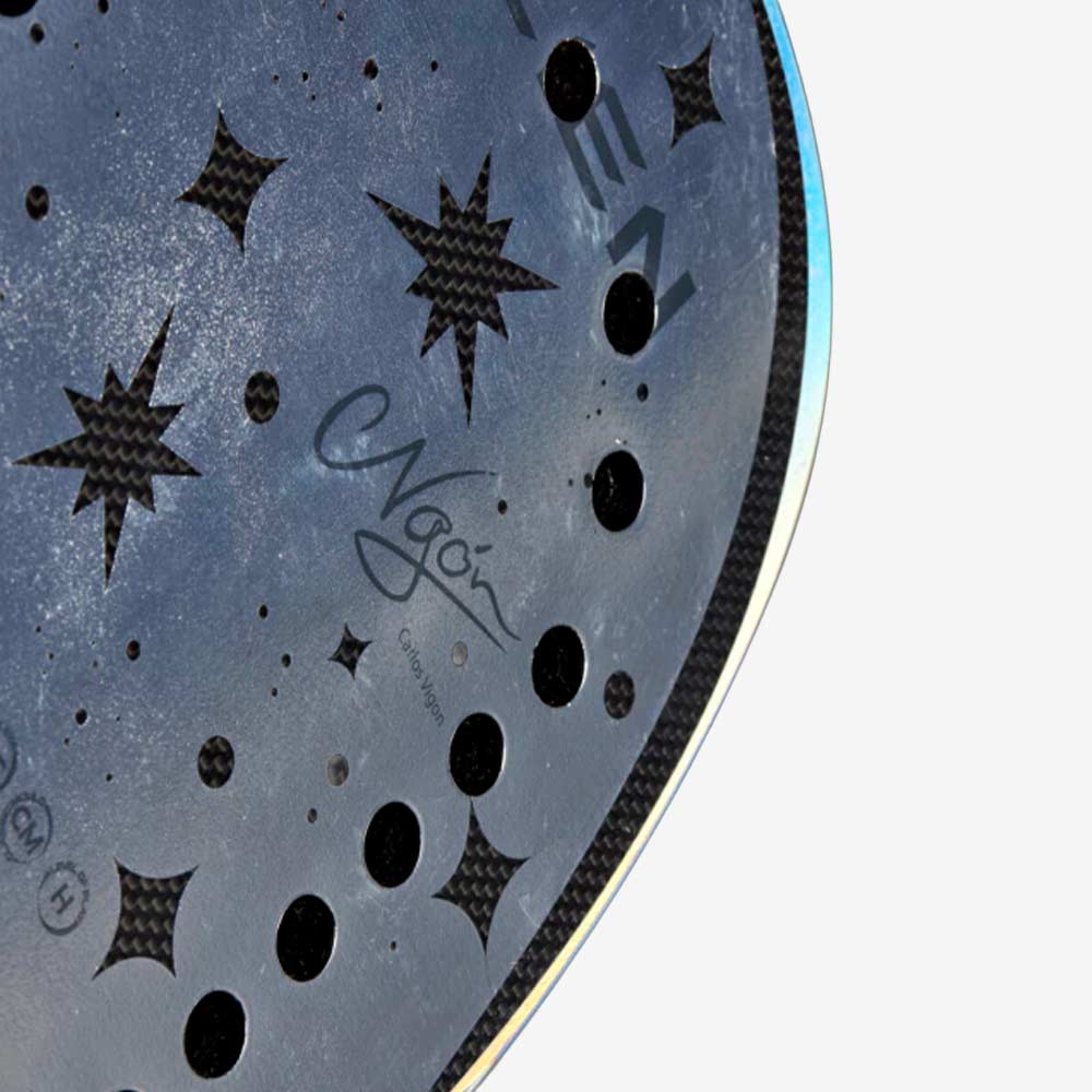 Detalhe da furação arqueada e assinatura Carlos Vigon da raquete de beach tennis Quicksand Alien 2025.