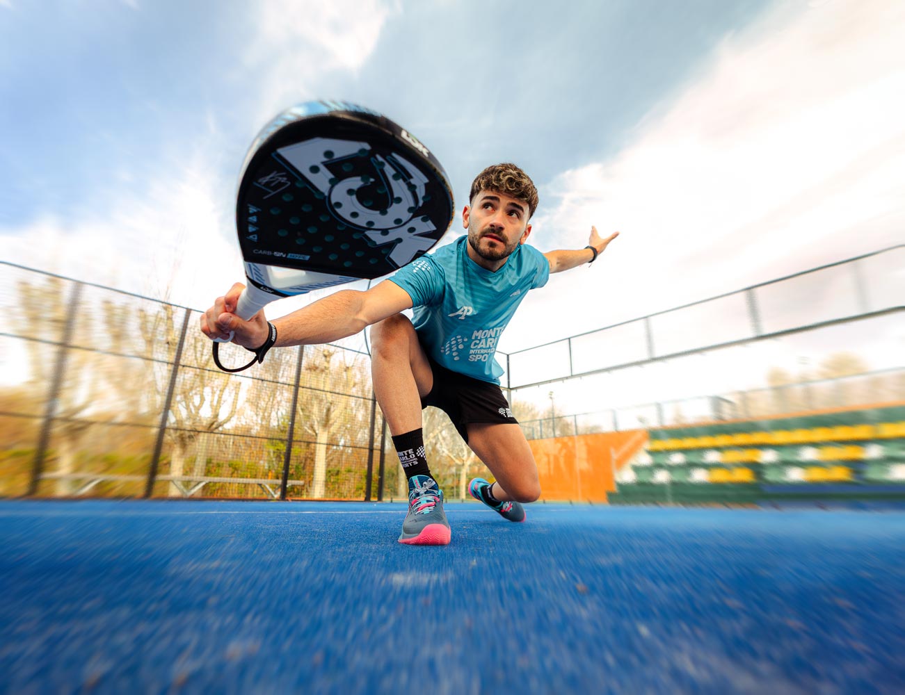 Close da cabeça de uma raquete de padel em formato diamante.