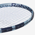 Detalhe de raquete encordoada com a corda de Tênis Babolat Xplore Comfort 1.30mm