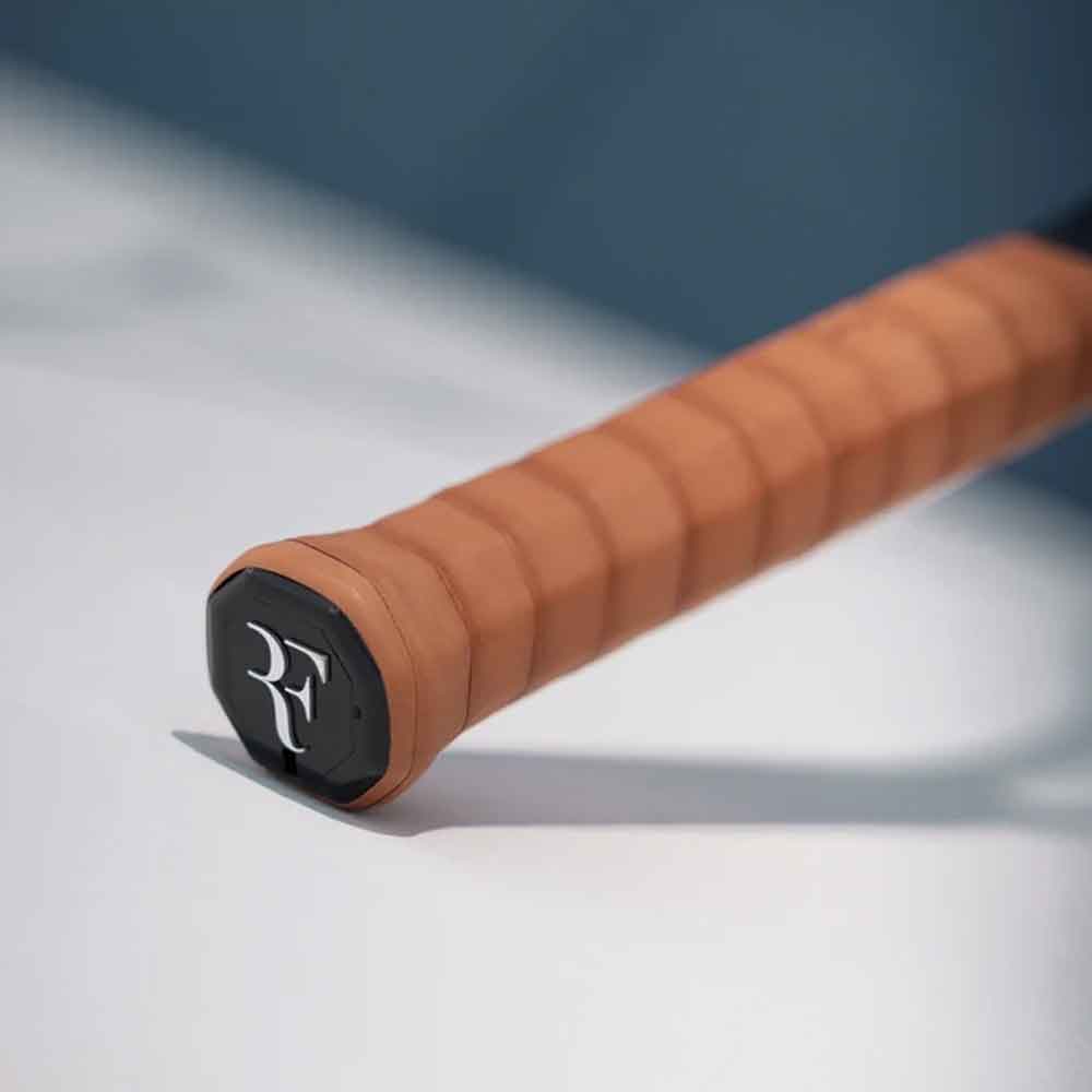 Detalhe do Cushion Grip Wilson RF Premium posicionado na raquete de tênis.