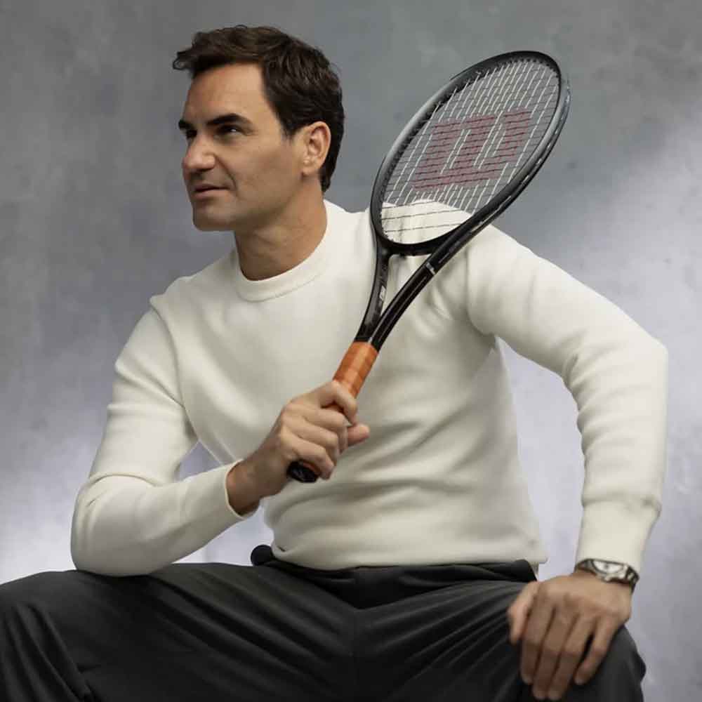 Roger Federer segurando uma raquete de tênis e, no detalhe Cushion Grip Wilson RF Premium. Vista ampliada.