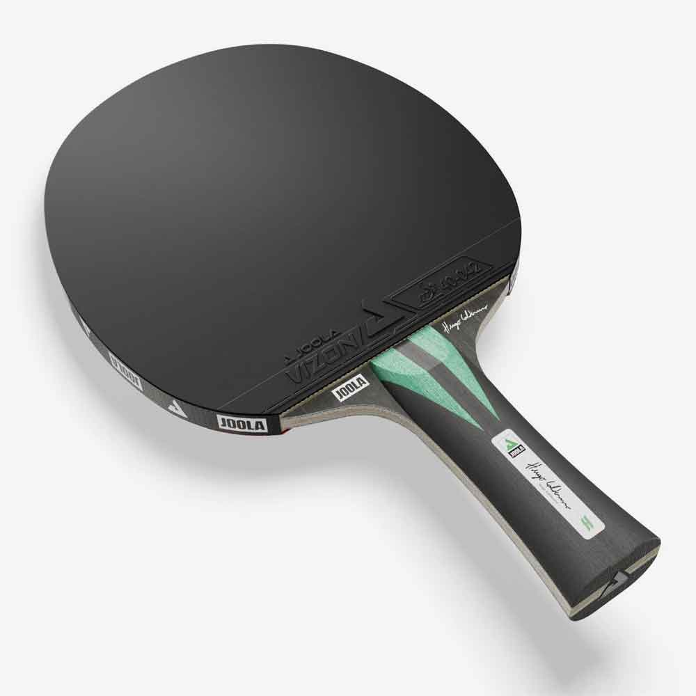 Raquete Joola Carbon Speed Hugo Calderano com detalhes em verde e preto.