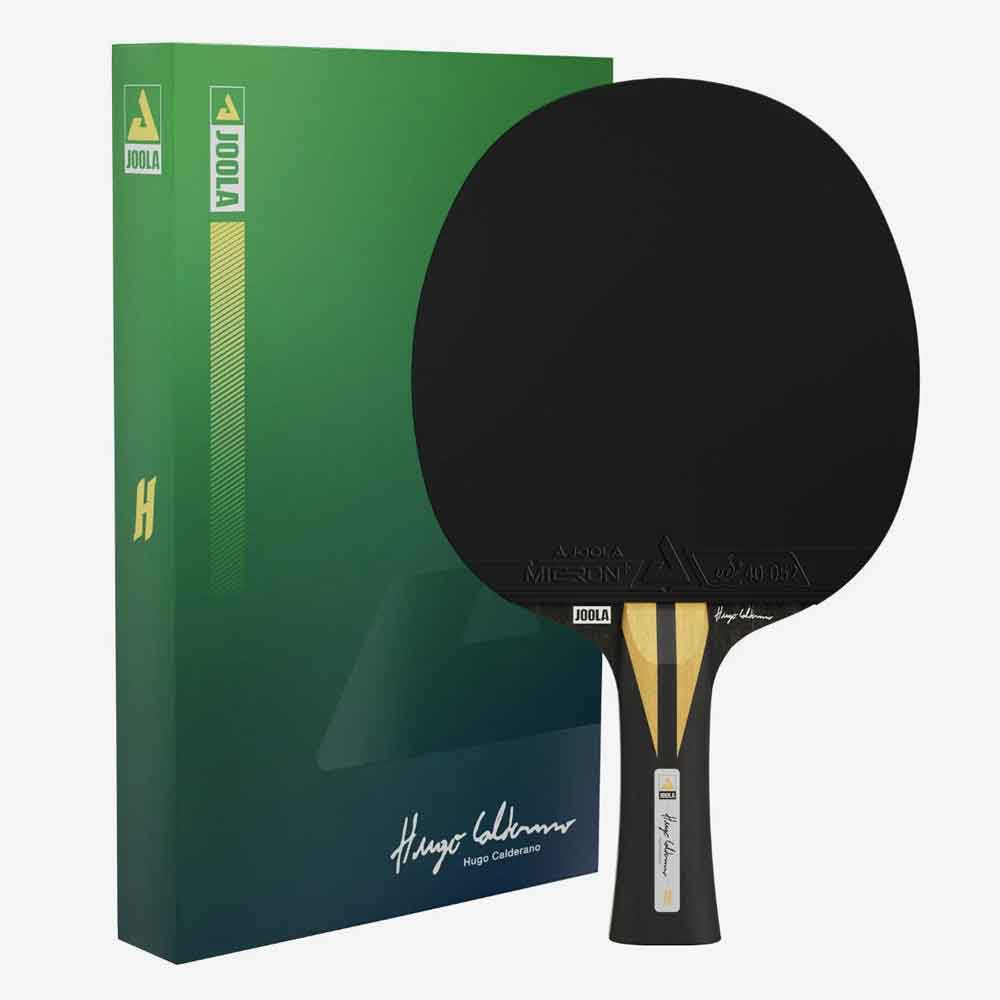 Detalhe Raquete de tênis de mesa Joola Infinity Carbon Hugo Calderano com cabo côncavo e borrachas preta e vermelha. Embalagem de luxo.